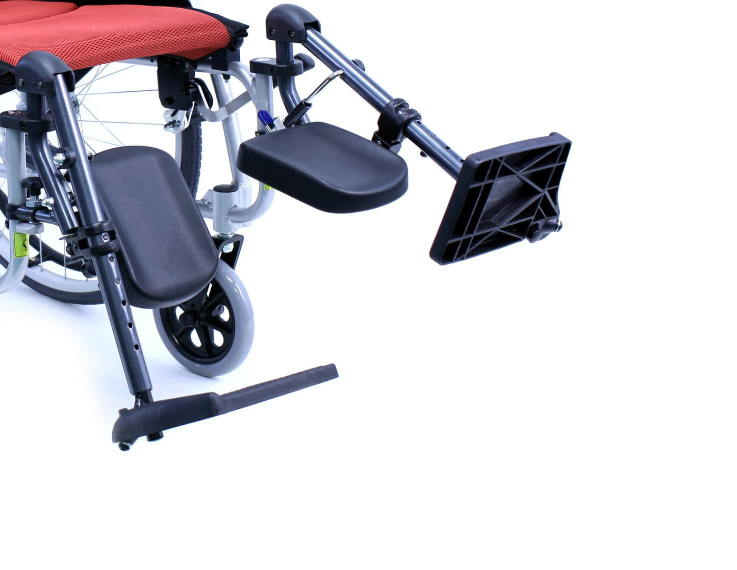 https://cdn.shopify.com/s/files/1/0678/8641/6131/files/Karman-Elevating-Legrest-with-Padded-Calf-Pad-Adjustable-Footplates-for-S-115-S-100-Series-Wheelchairs-Rivete-37737156542723.jpg?v=1749604716