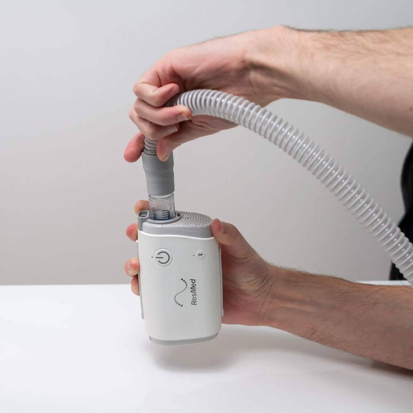 https://cdn.shopify.com/s/files/1/0318/9771/4819/files/how-to-connect-snugell-airmini-cpap-machine-hose-connector.webp?v=1727283791