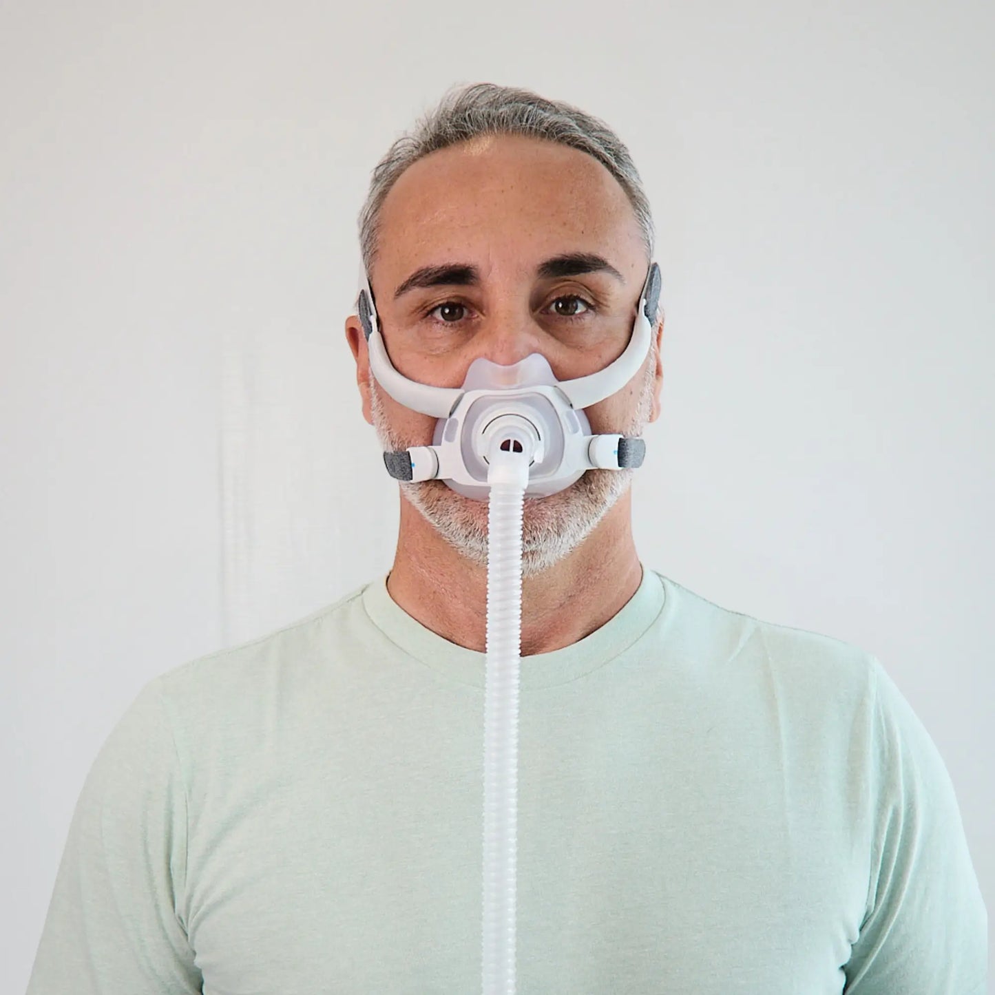 https://cdn.shopify.com/s/files/1/0318/9771/4819/files/man-using-the-resmed-airfit-f40-full-face-cpap-mask-front-view.webp?v=1745254668