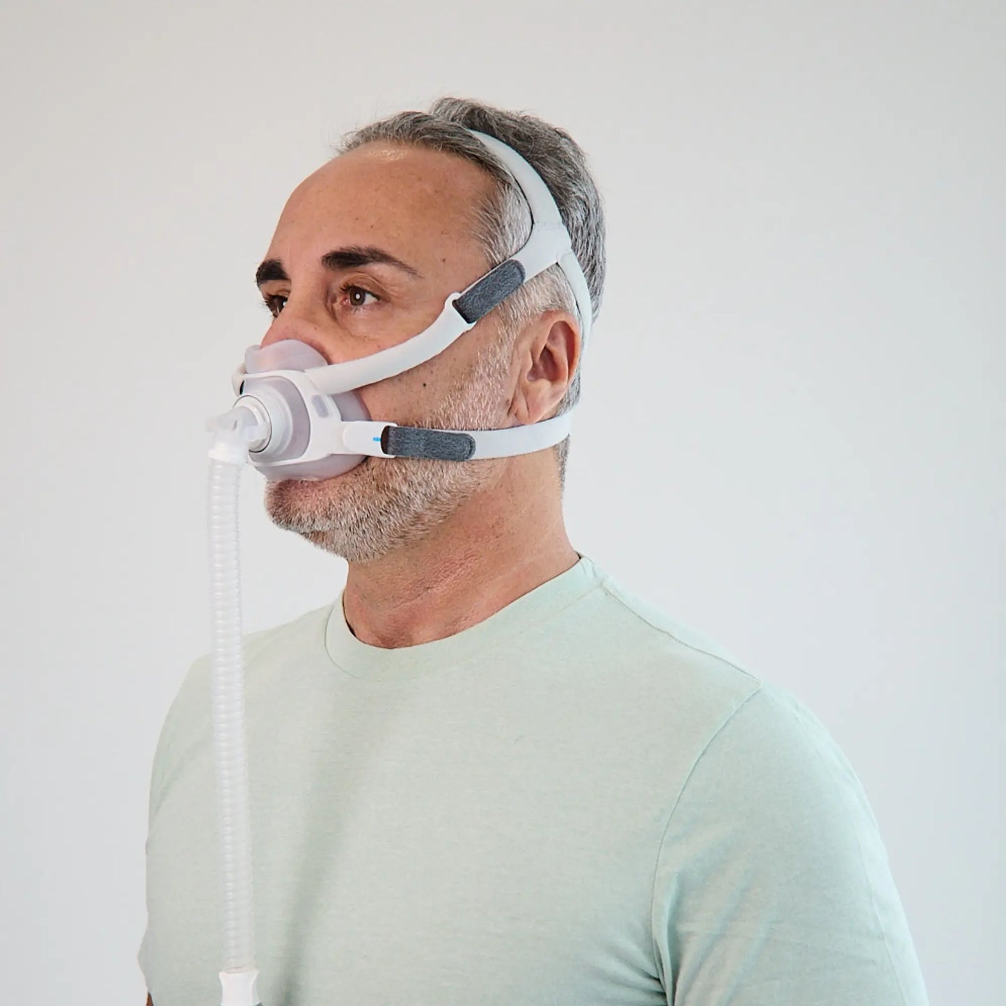 https://cdn.shopify.com/s/files/1/0318/9771/4819/files/man-using-the-resmed-airfit-f40-full-face-cpap-mask-side-view.webp?v=1745254668