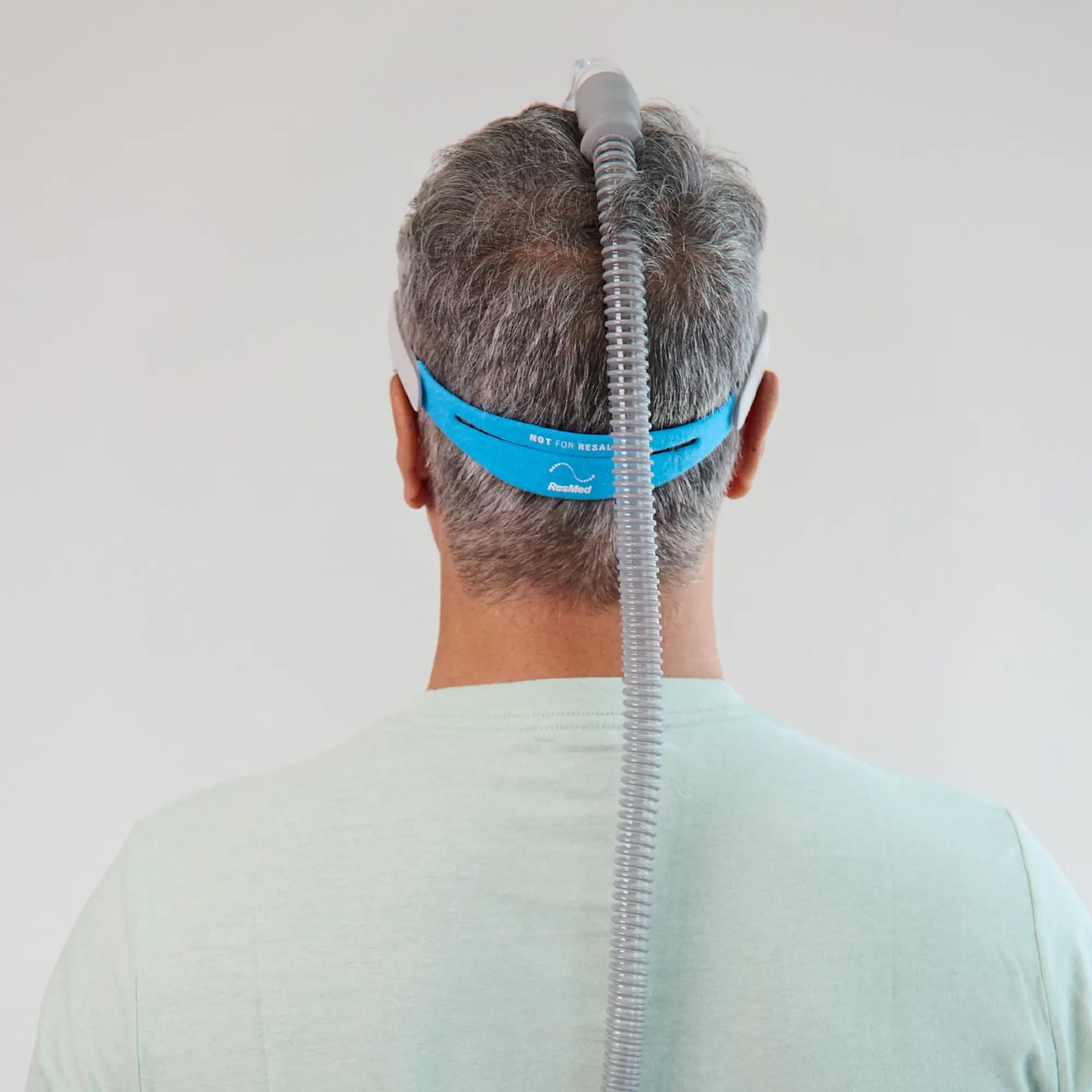 https://cdn.shopify.com/s/files/1/0318/9771/4819/files/man-wearing-resmed-airfit-n30i-nasal-mask-back-view.webp?v=1743223613