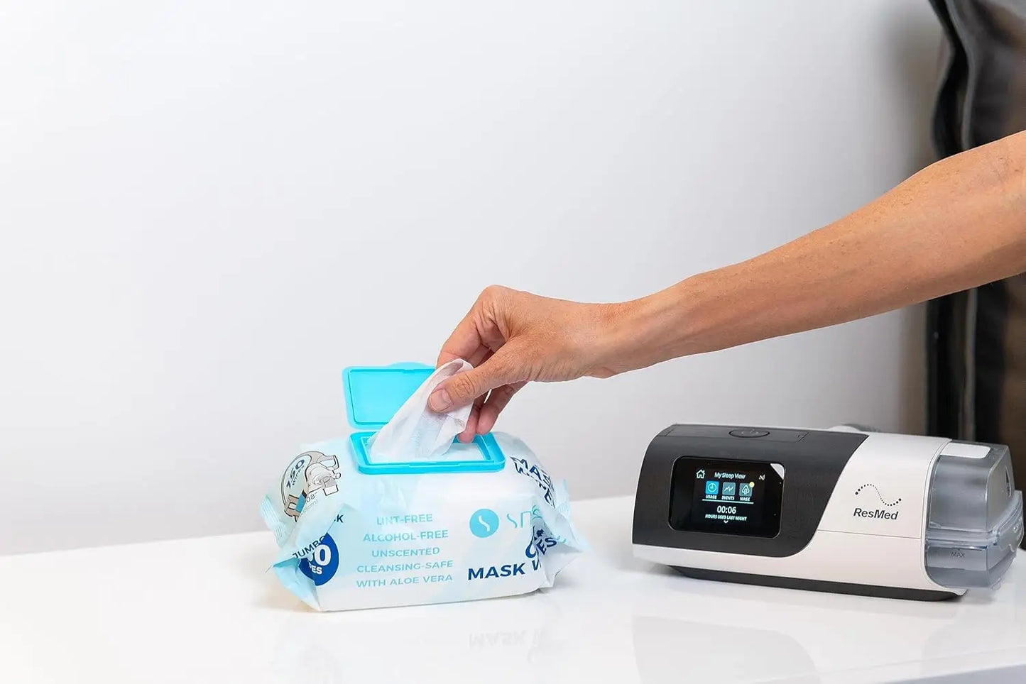 https://cdn.shopify.com/s/files/1/0318/9771/4819/files/snugell-jumbo-pack-cpap-mask-wipes-lifestyle.webp?v=1730843589