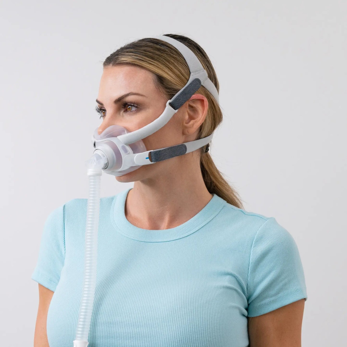https://cdn.shopify.com/s/files/1/0318/9771/4819/files/woman-using-the-resmed-airfit-f40-full-face-cpap-mask-side-view.webp?v=1745254668