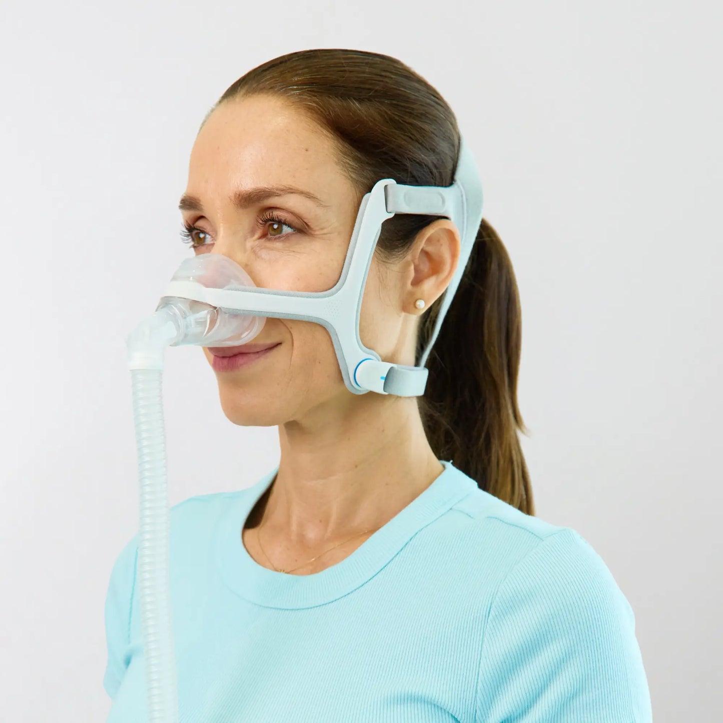 https://cdn.shopify.com/s/files/1/0318/9771/4819/files/woman-using-the-resmed-airfit-n20-nasal-cpap-mask-with-headgear-side-view.webp?v=1745263236