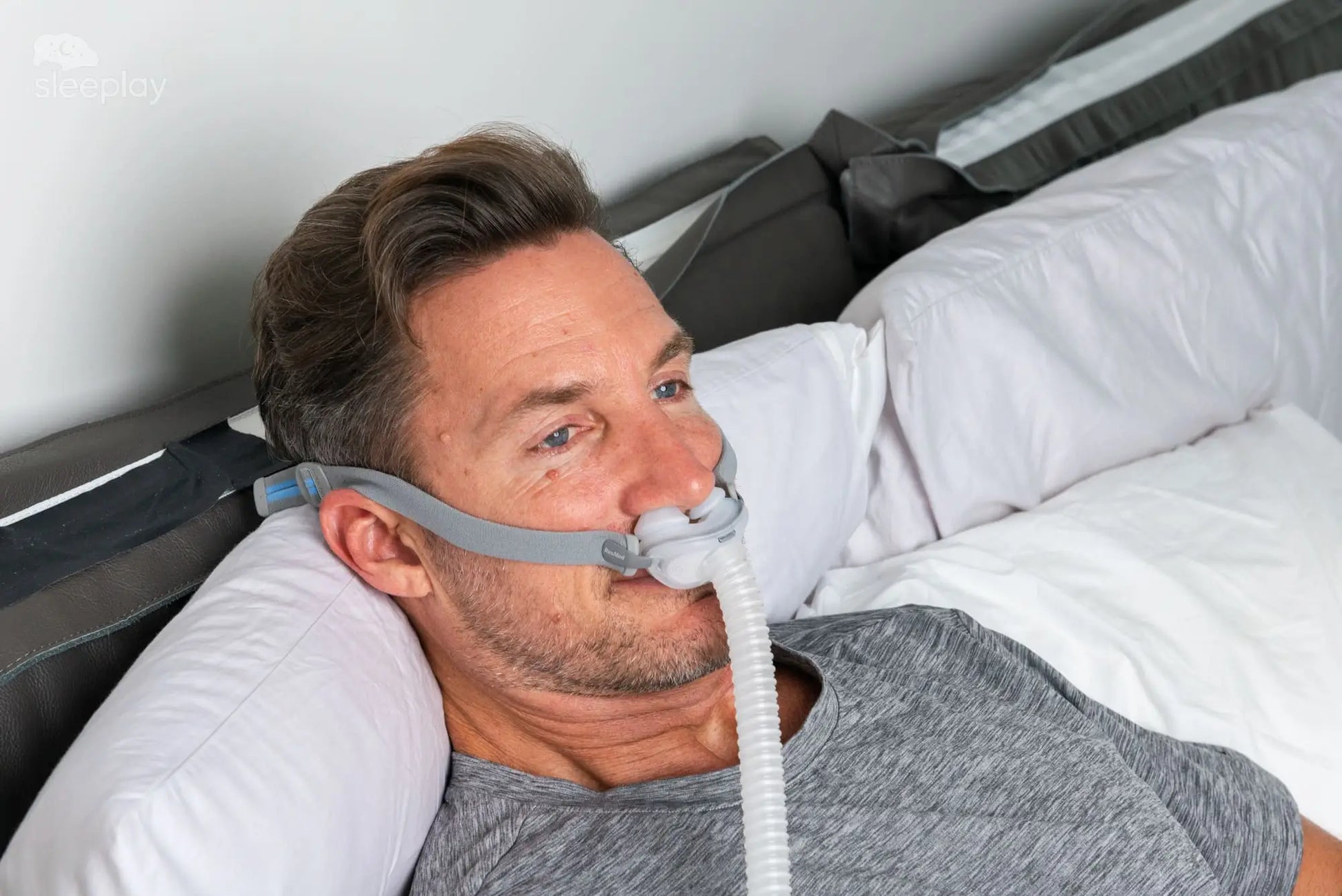 https://cdn.shopify.com/s/files/1/0318/9771/4819/files/Men-Bed-AirFit-P10-CPAP-Mask.webp?v=1745354187
