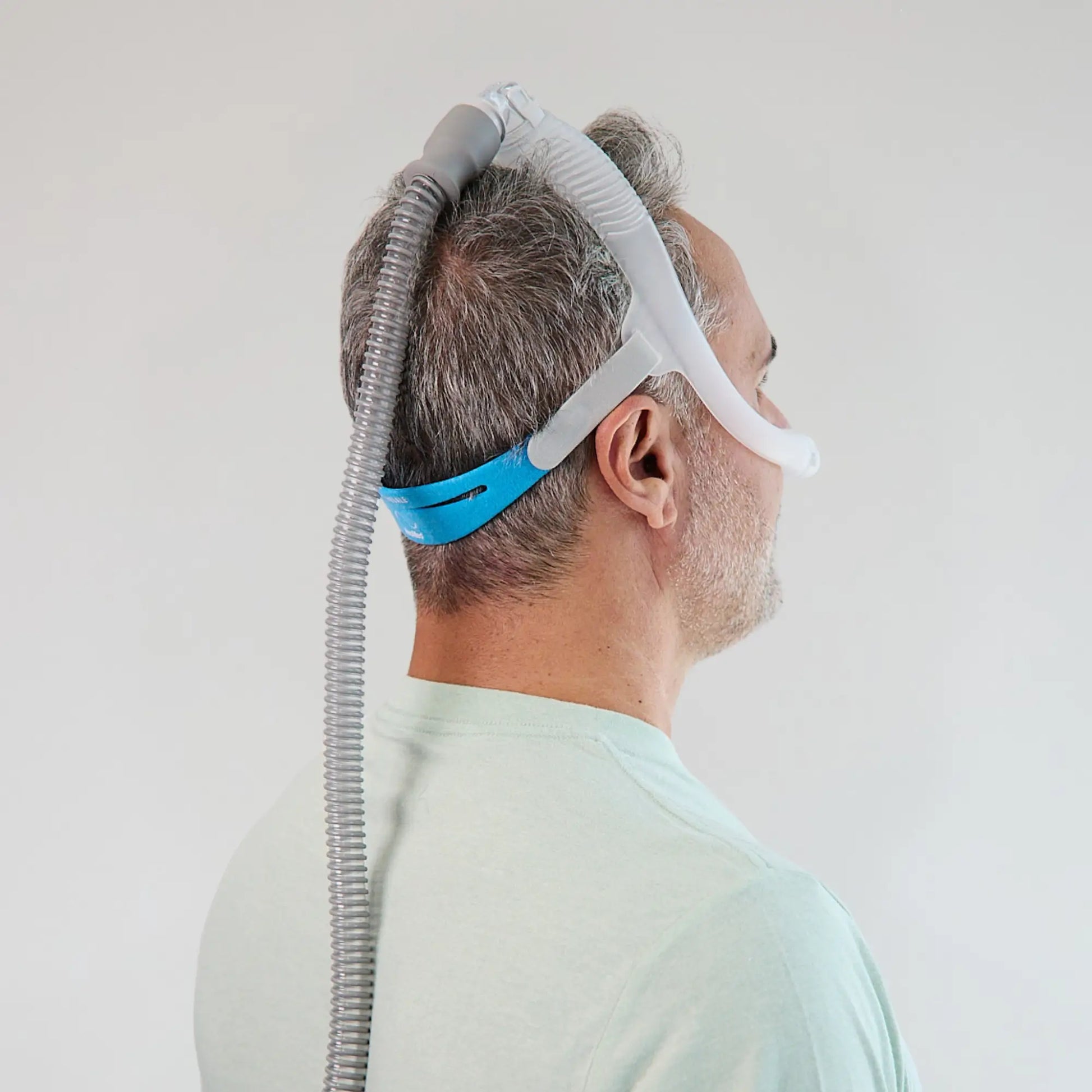 https://cdn.shopify.com/s/files/1/0318/9771/4819/files/man-wearing-resmed-airfit-n30i-nasal-mask-side-back-view.webp?v=1743223613