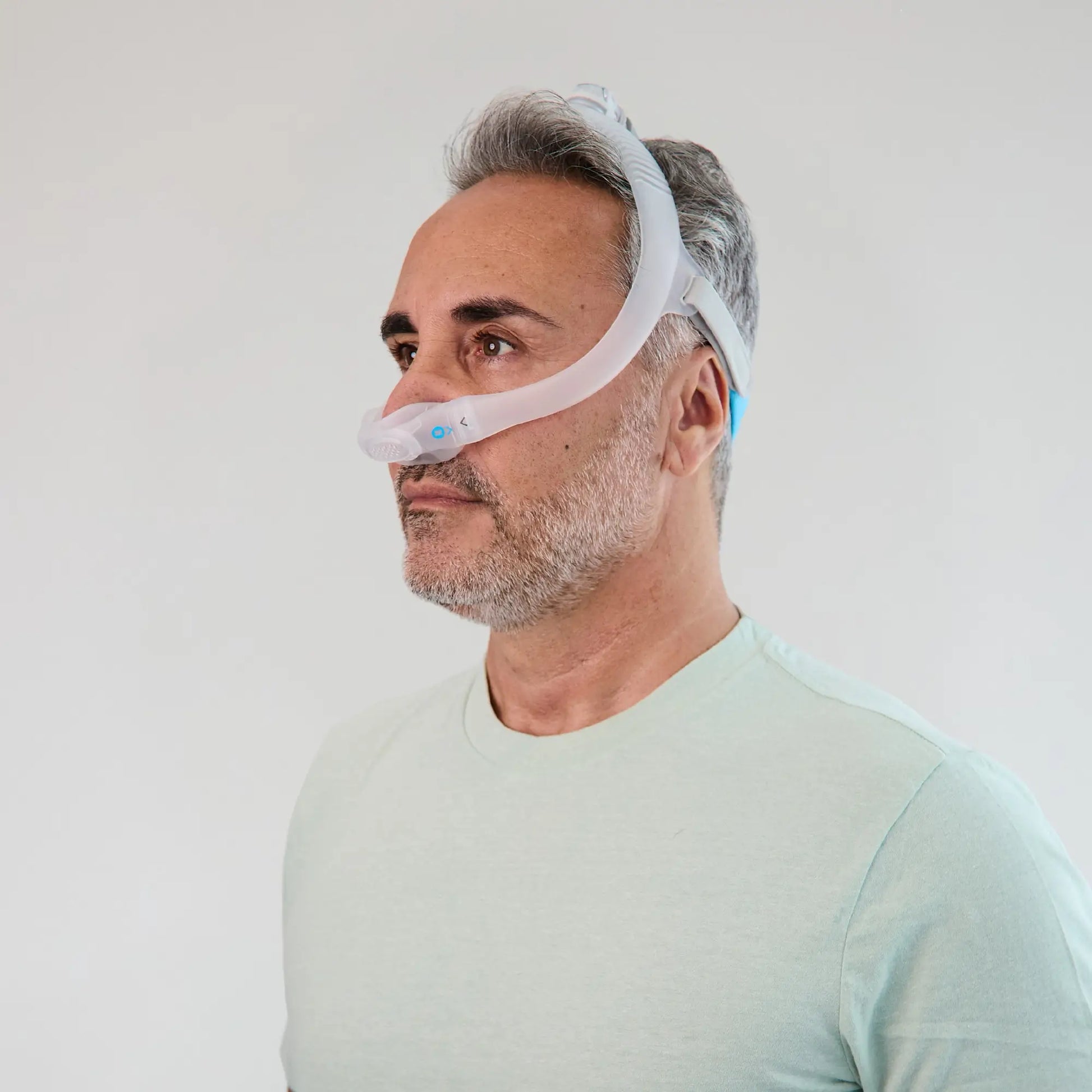 https://cdn.shopify.com/s/files/1/0318/9771/4819/files/man-wearing-resmed-airfit-n30i-nasal-mask-side-front-view.webp?v=1743223613