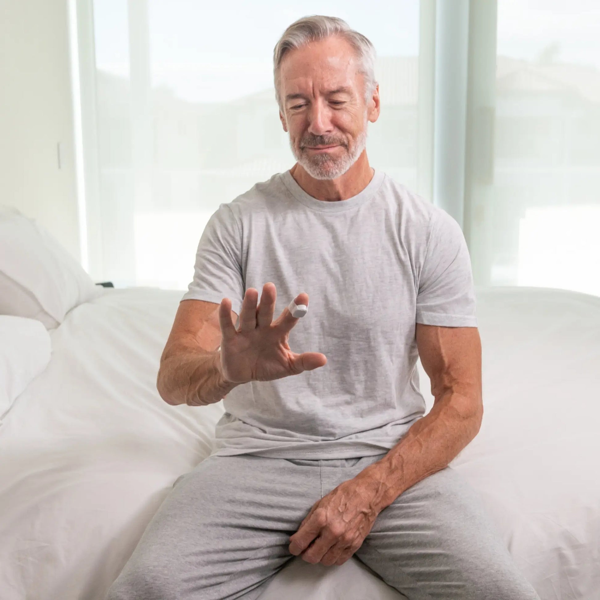 https://cdn.shopify.com/s/files/1/0318/9771/4819/files/man_ready_for_sleep_with_the_NightOwl_Home_Sleep_Test-2.webp?v=1743102516