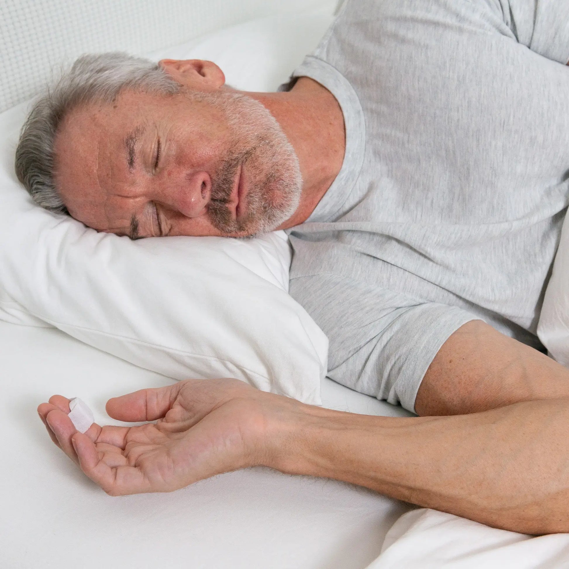 https://cdn.shopify.com/s/files/1/0318/9771/4819/files/man_using_the_NightOwl_Home_Sleep_Test_during_sleep_for_sleep_apnea.webp?v=1743102516
