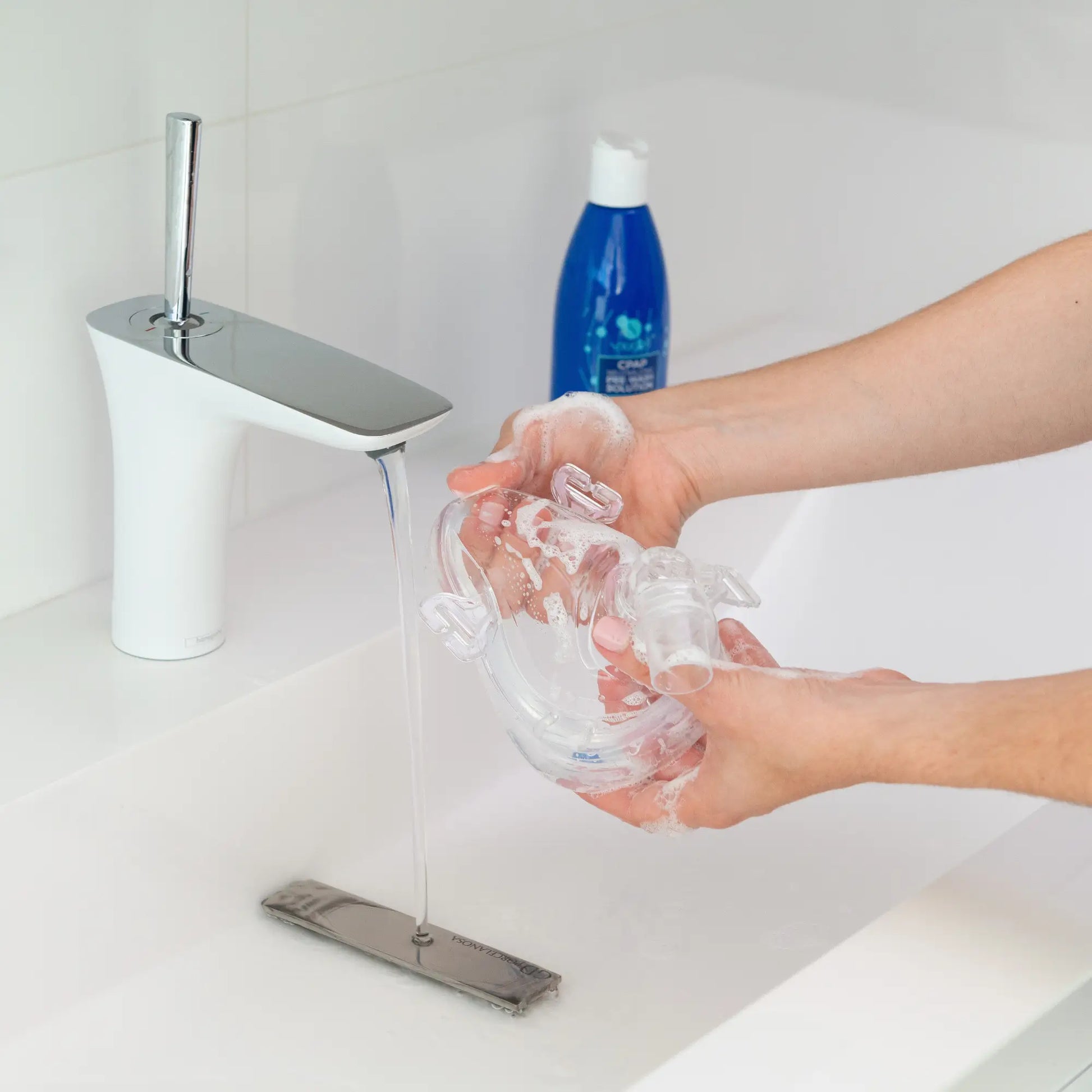 https://cdn.shopify.com/s/files/1/0318/9771/4819/files/snugell-cpap-soap-pre-wash-solution-for-cpap-supplies-2.webp?v=1727465357