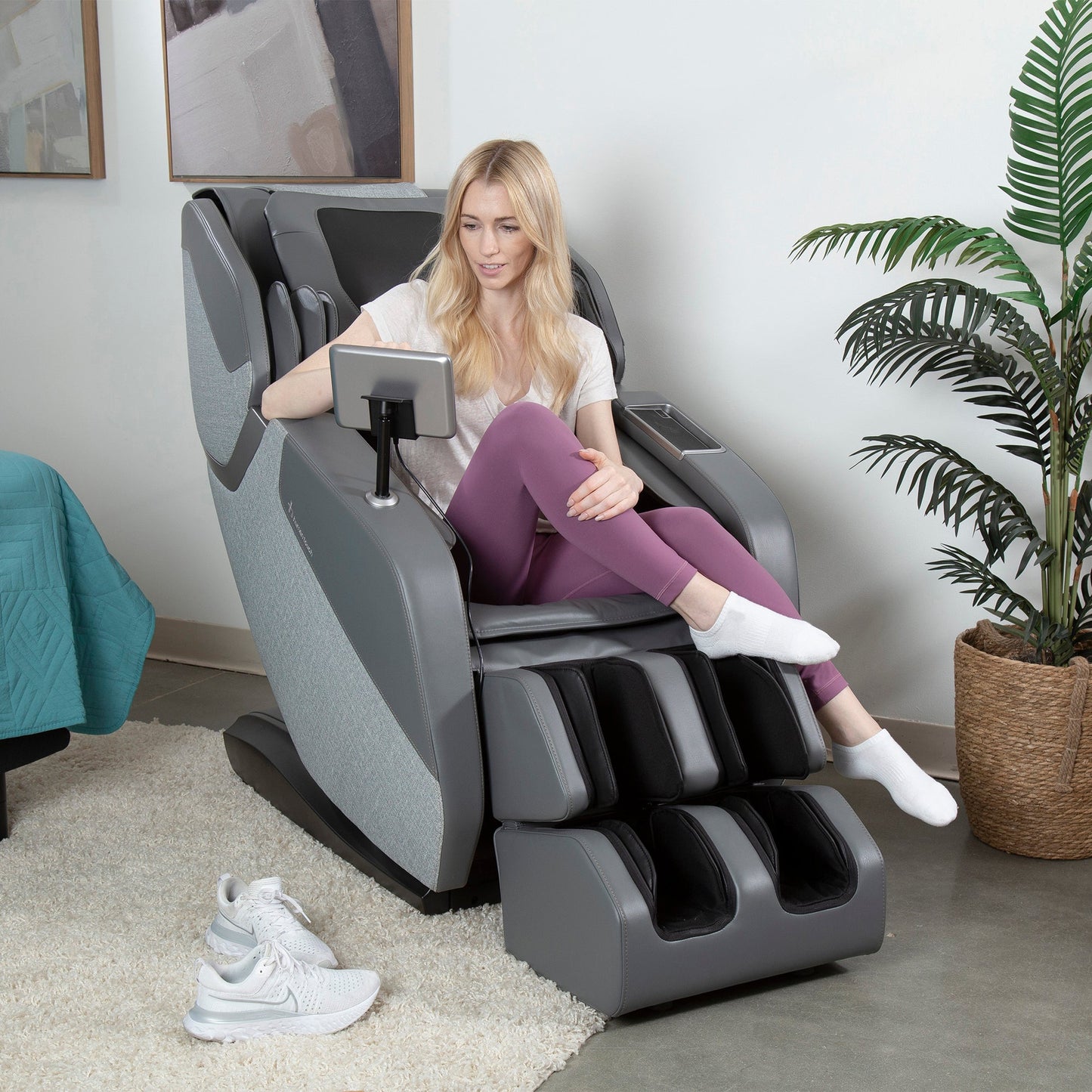 https://cdn.shopify.com/s/files/1/0672/3167/8641/files/wholebody-rove-massage-chair-8293678.jpg?v=1760472290