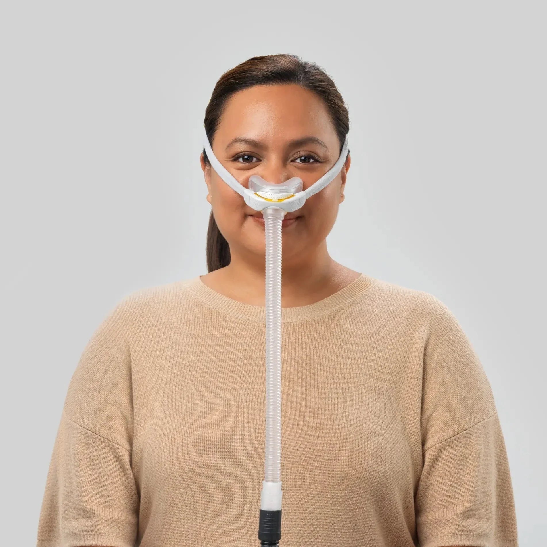 https://cdn.shopify.com/s/files/1/0318/9771/4819/files/woman-using-the-f-and-p-solo-nasal-cpap-mask-autofit-front-view.webp?v=1735926175