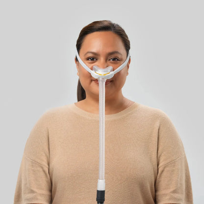 https://cdn.shopify.com/s/files/1/0318/9771/4819/files/woman-using-the-f-and-p-solo-nasal-cpap-mask-autofit-front-view.webp?v=1735926175