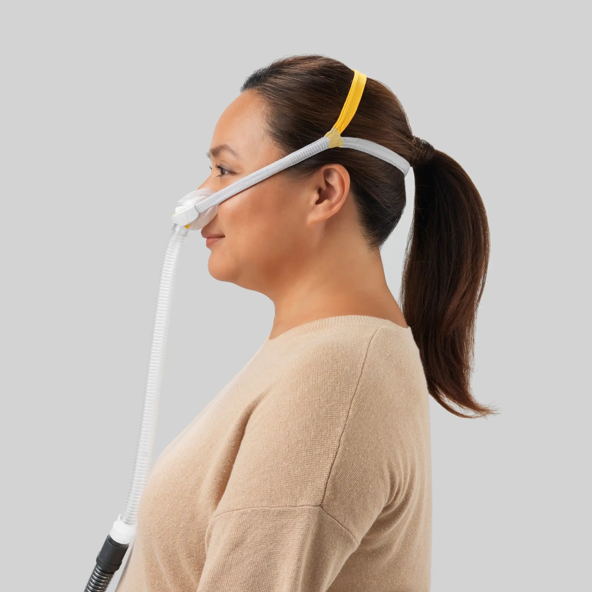 https://cdn.shopify.com/s/files/1/0318/9771/4819/files/woman-using-the-f-and-p-solo-nasal-cpap-mask-autofit-side-view.webp?v=1735926175